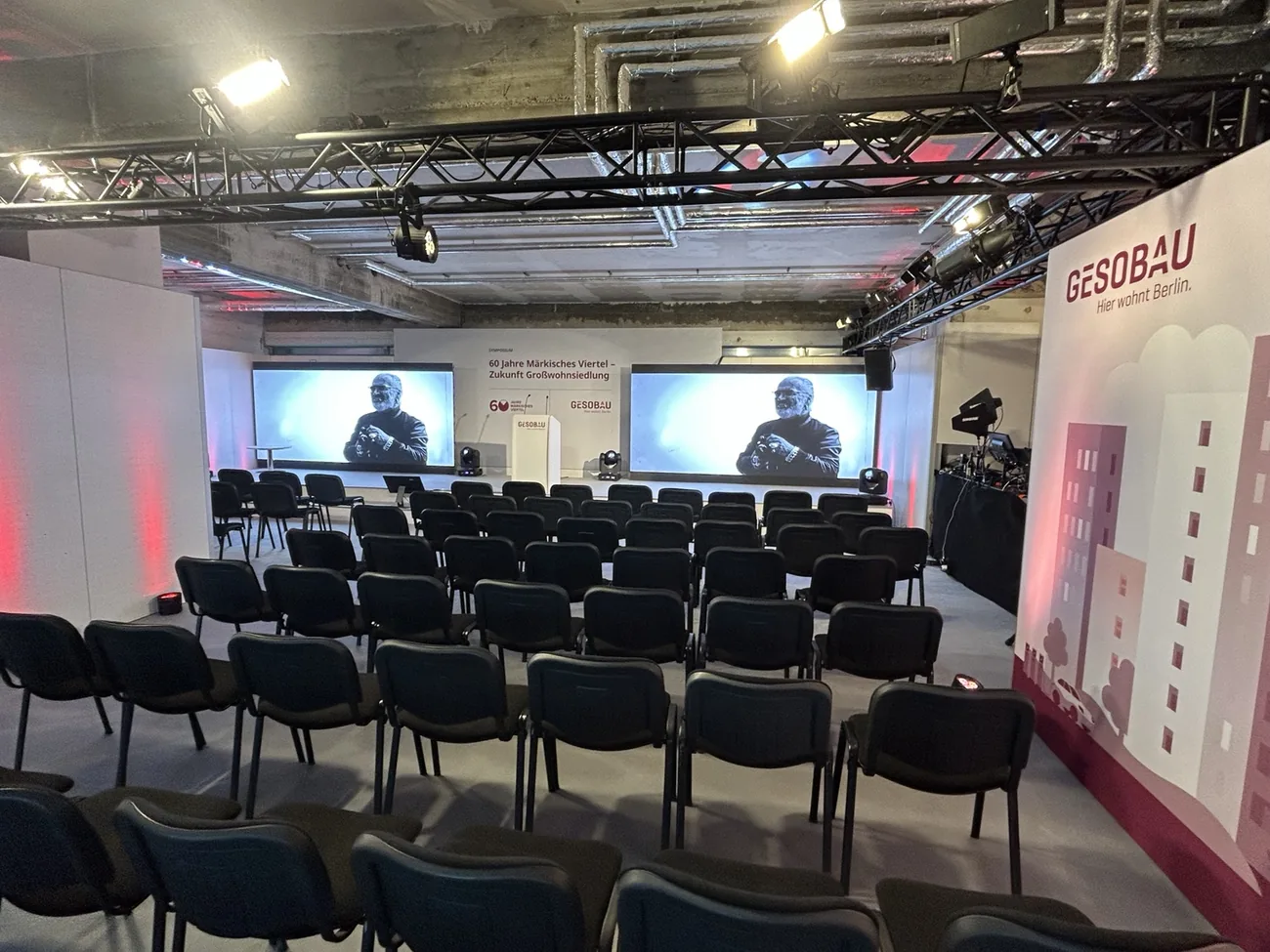 Konferenzbereich mit Reihenbestuhlung, Projektionen und Veranstaltungstechnik