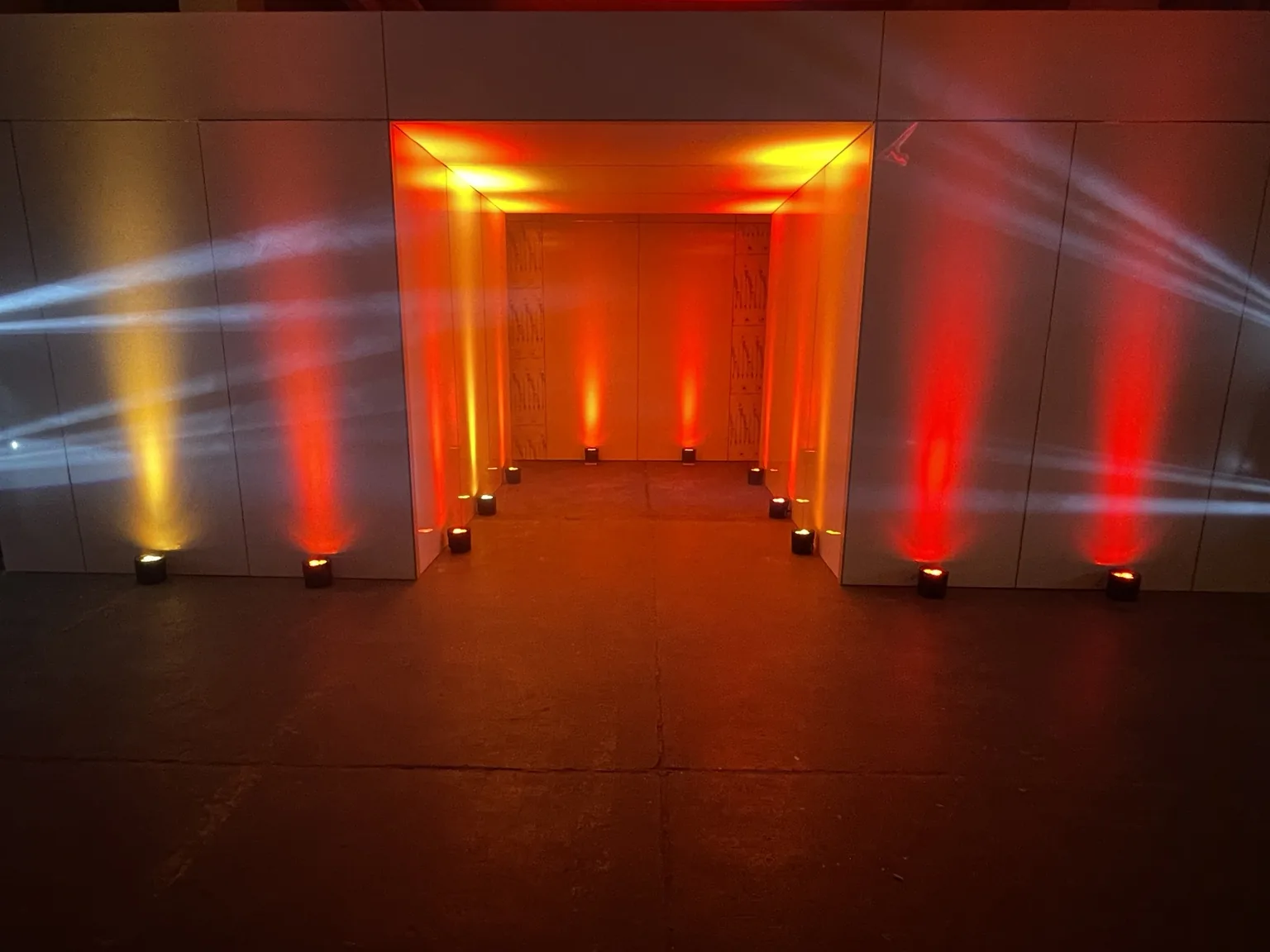 Lichtinstallation mit farbig beleuchteten Messebau-Systemwänden