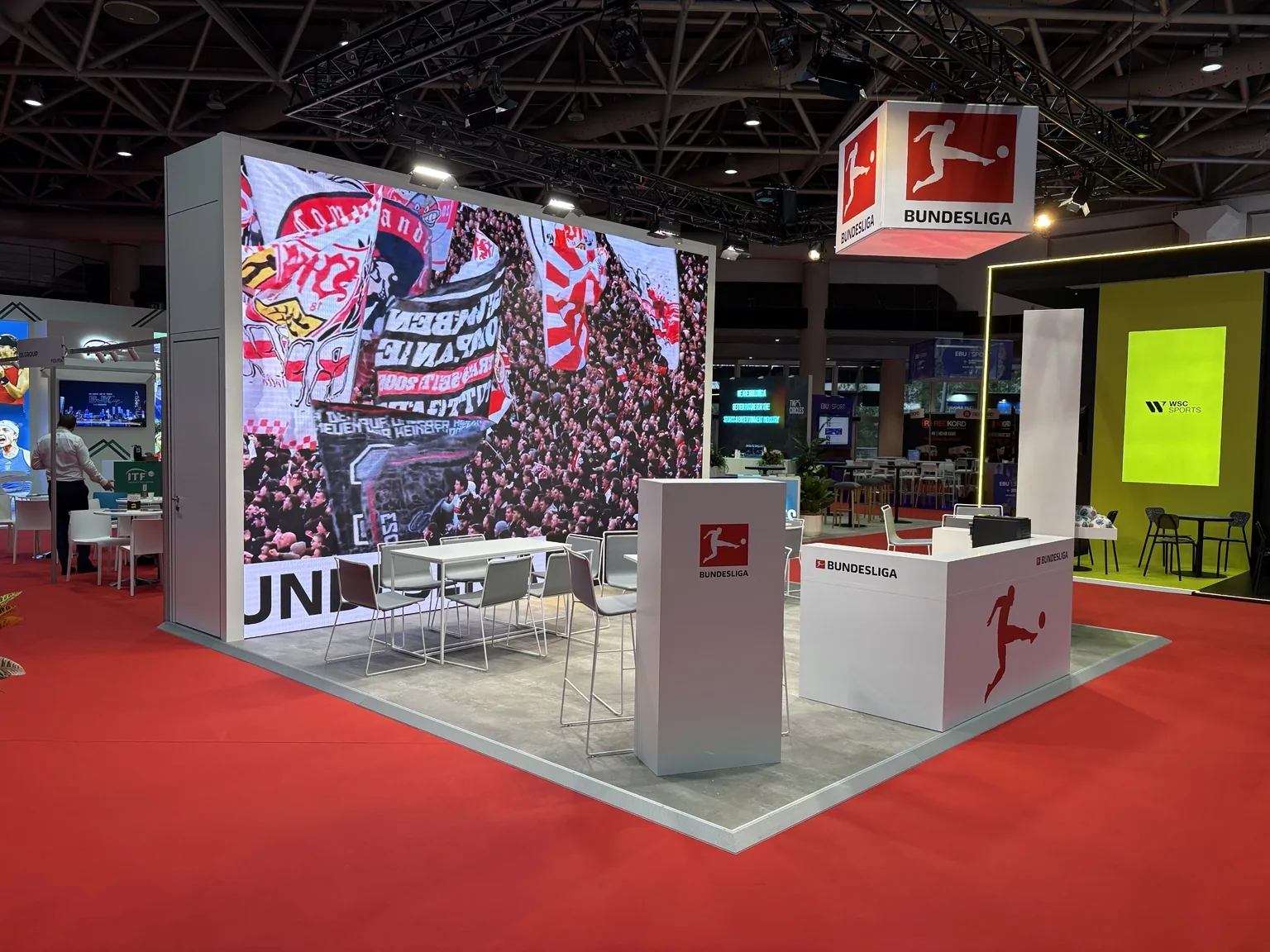 Messestand mit großformatiger LED-Videowand und Präsentationstheke