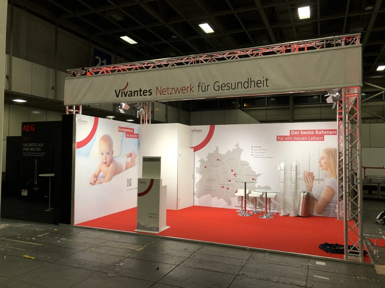 Modularer Messestand mit Wandflächen und Grafikgestaltung