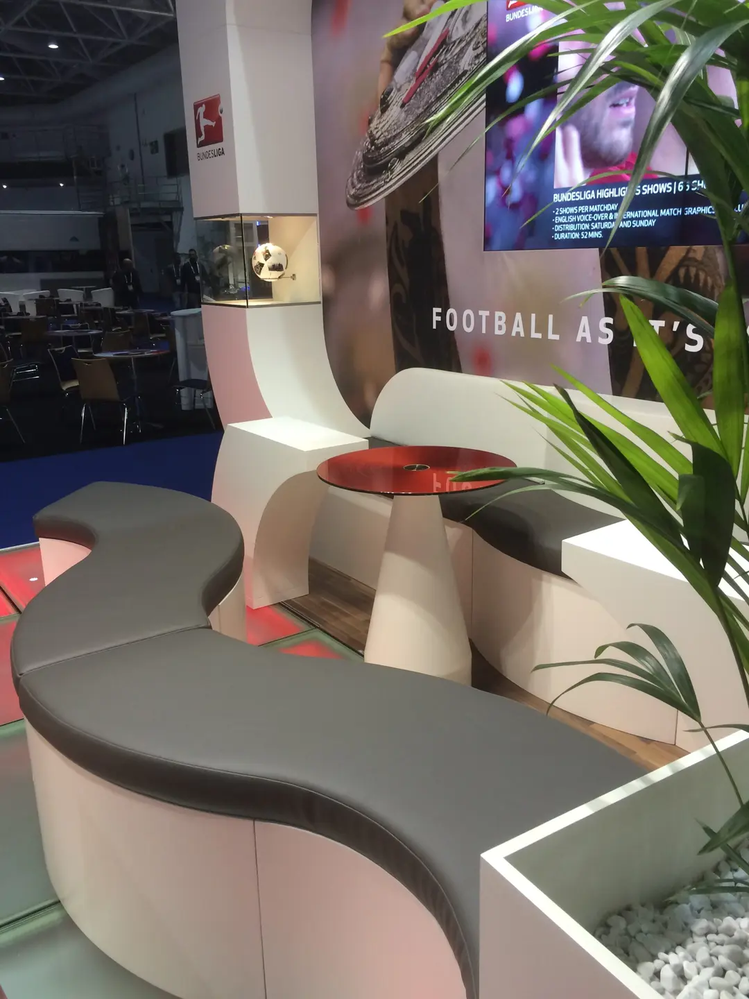 Messestand mit Sitzbereich und Medientechnik