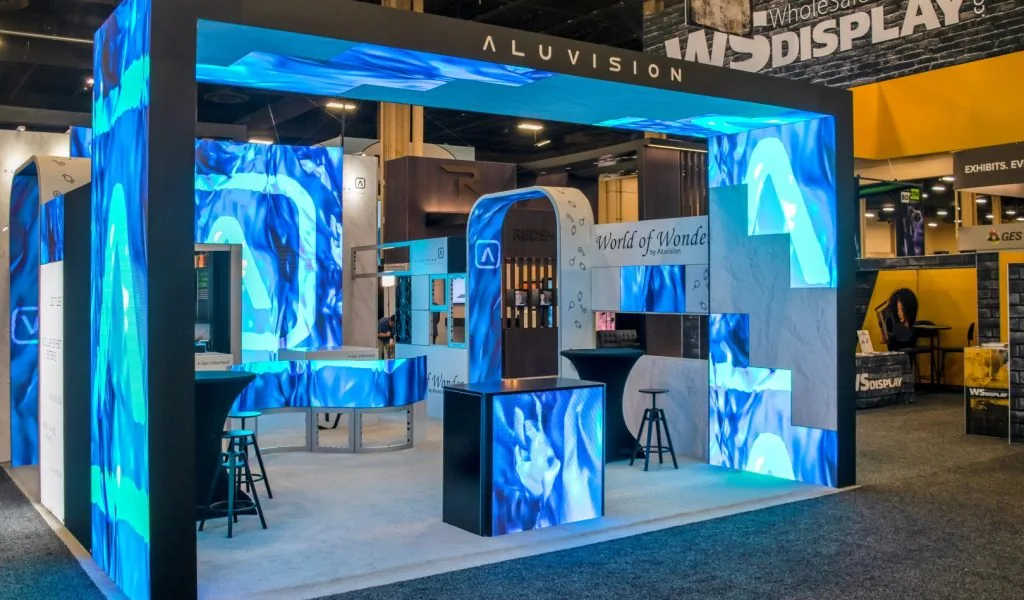 Aluvision-Systemstand mit großflächig integrierten LED-Flächen