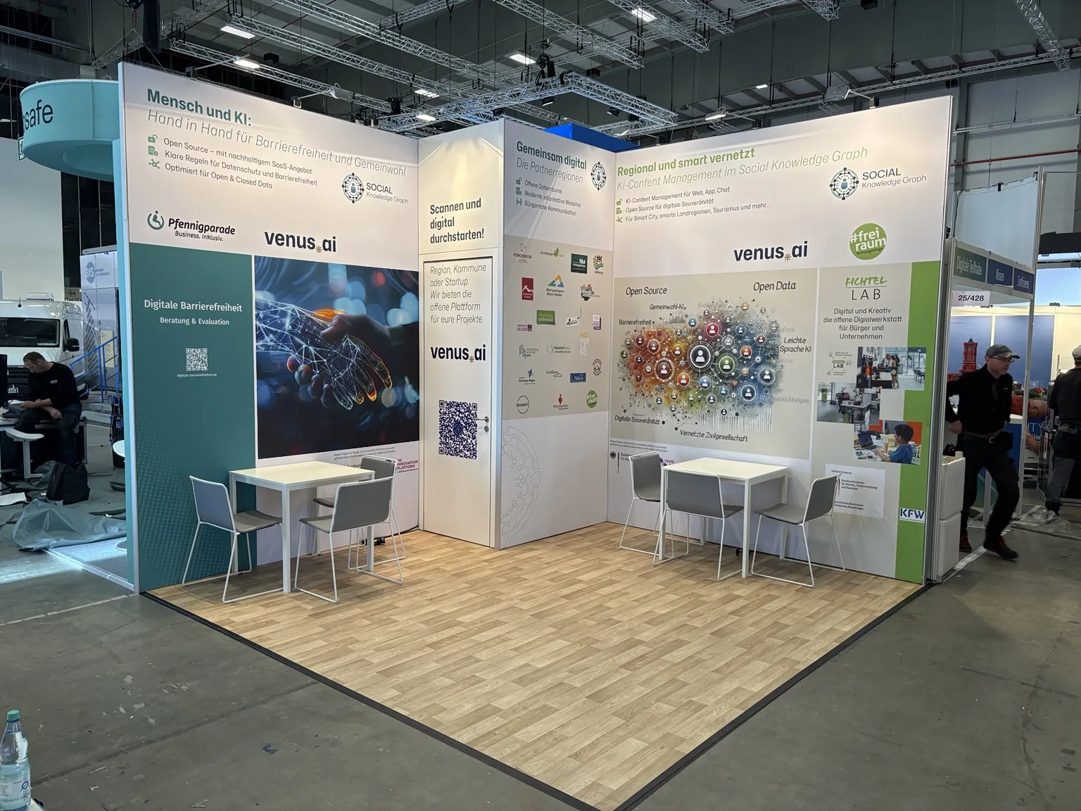 Messestand mit Systemwänden, Grafikflächen und Mietmöbeln